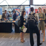 Picture of people networking - Photo de personnes faisant du réseautage