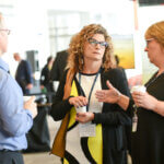 Picture of people networking during break - Photo de gens faisant du réseautage pendant la pause